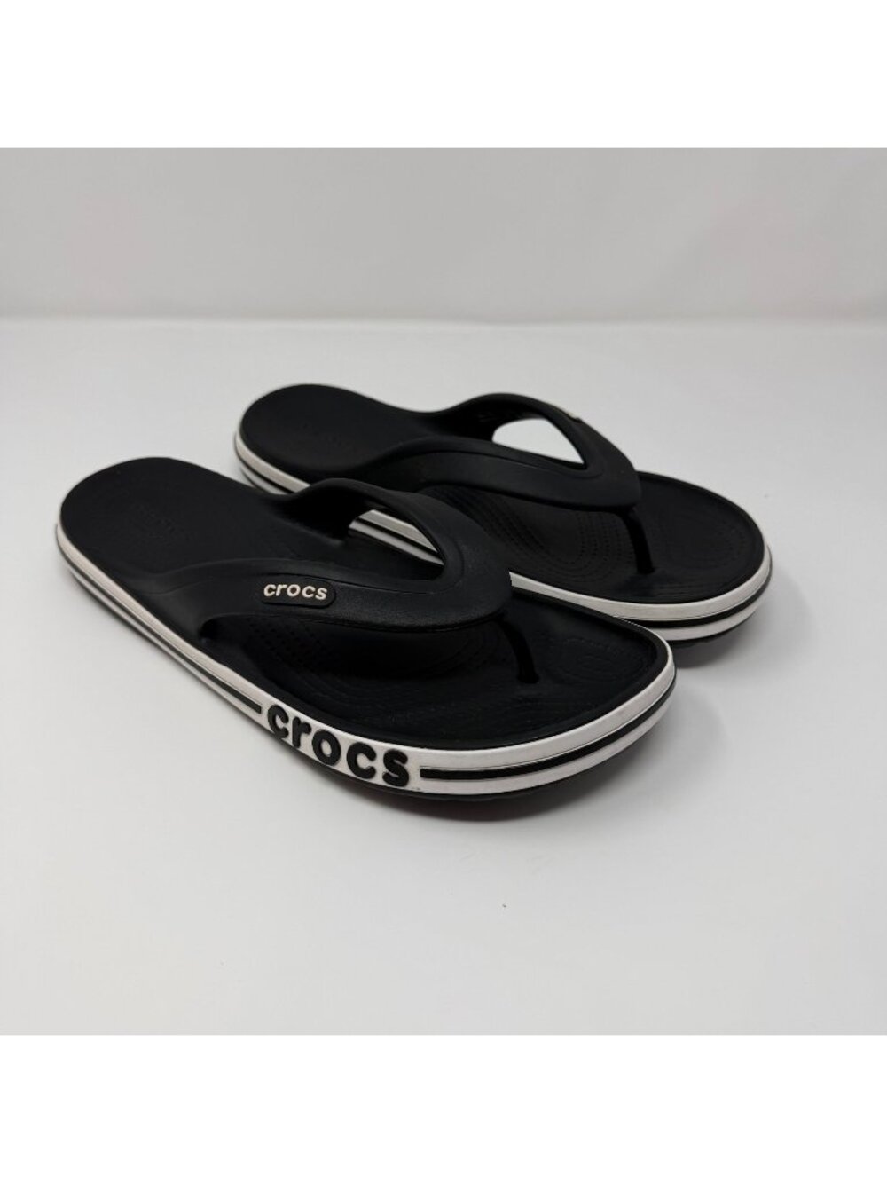 Crocs Bayaband Flip Flops Black White Mens 8 Womens 10 Unisex Casual Comfort